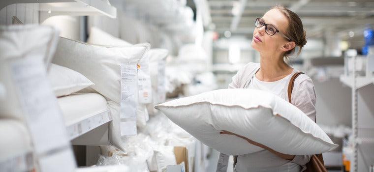 Comment choisir son oreiller ? Tailles et formes de l’oreiller